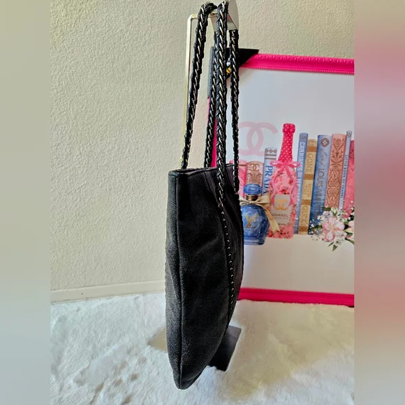 Chanel Luxe Ligne Tote Bag - Picture 5 of 16